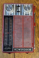 Vintage Windsor Solid State Portable AM/FM AC/DC Radio – Needs Work