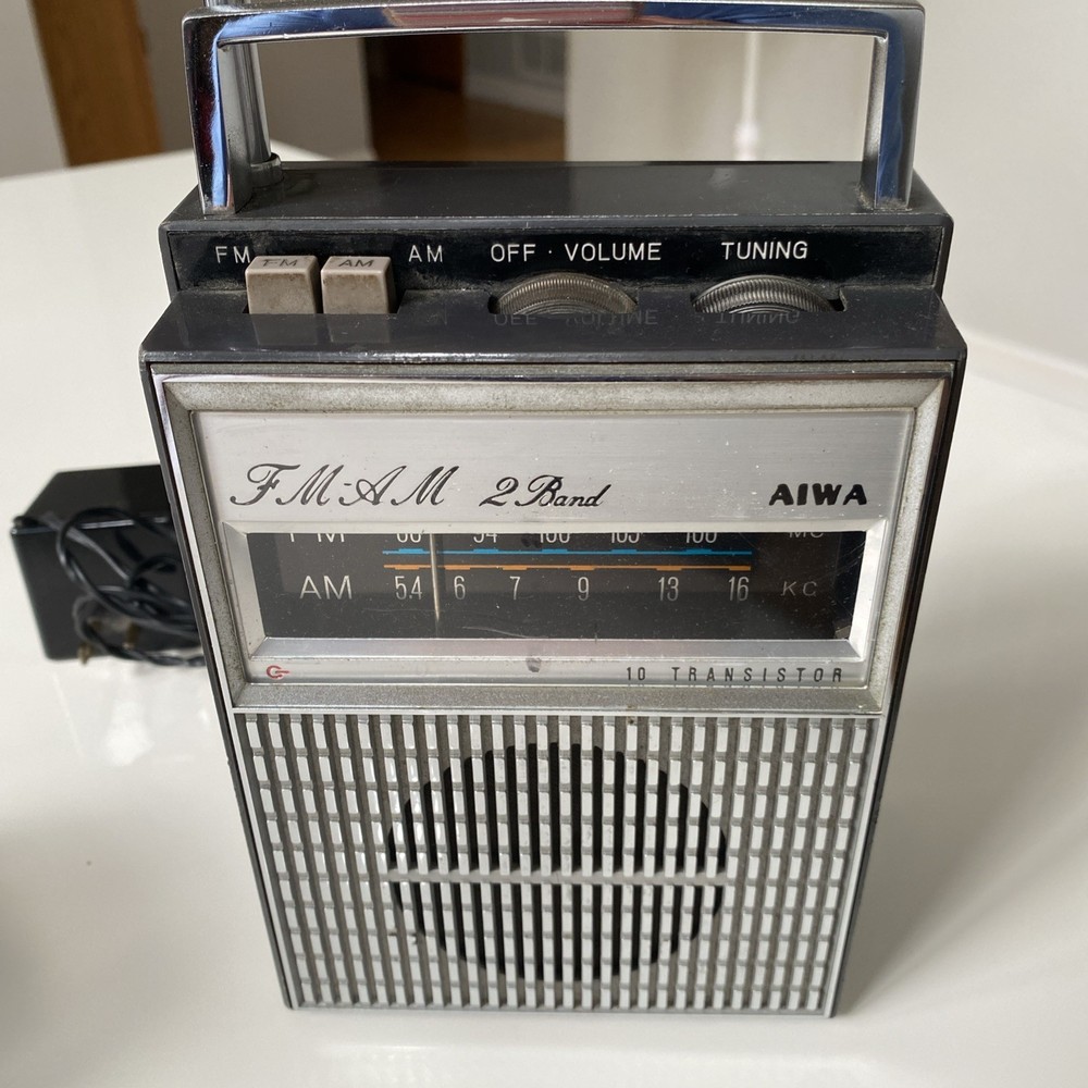 Vintage AIWA FM AM 10 Transistor Radio Japan Circa 1975 Battery/AC 8”x6”x2.5”
