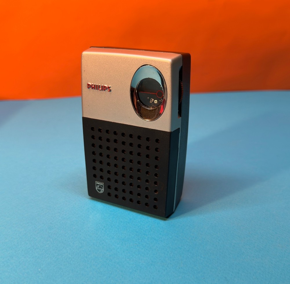 Vintage Portable radio Philips 90RL073 / Video