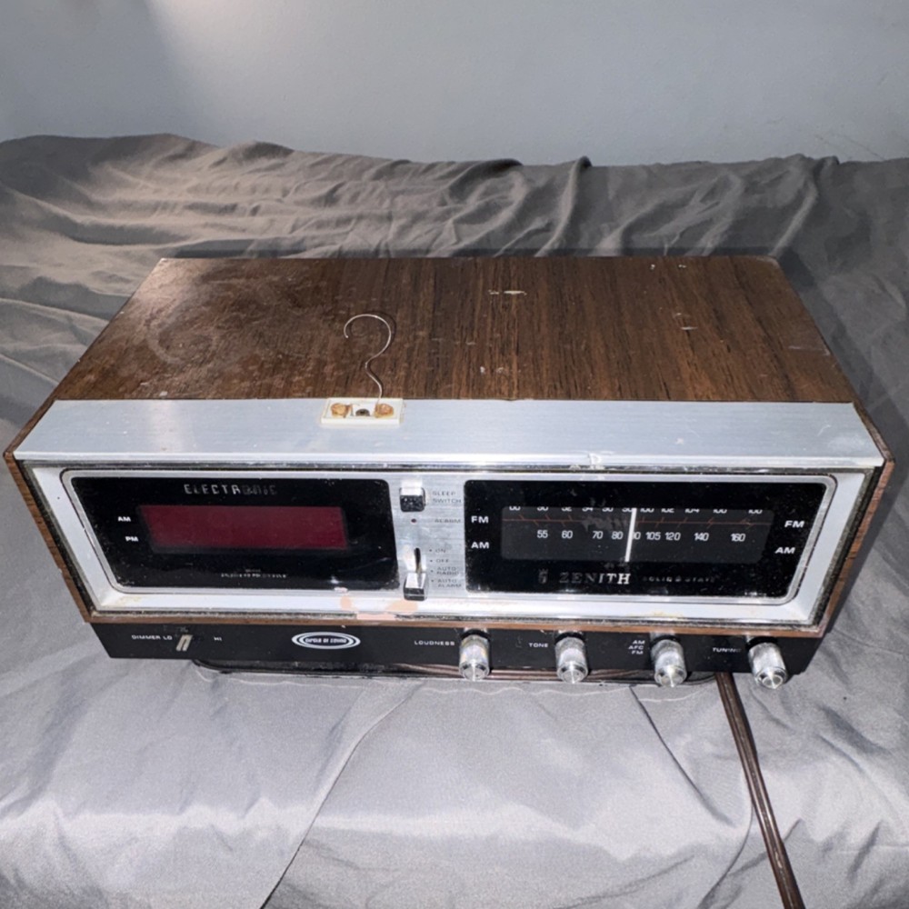 Zenith Solid-State Electronic Clock Radio AM/FM Tone Tuning Controls Z213310