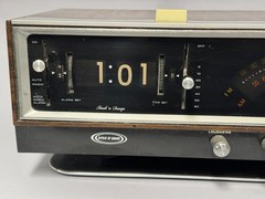 ZENITH C472W-3 Circle of Sound Flip Clock AM/FM Radio Woodgrain Radio *Finicky