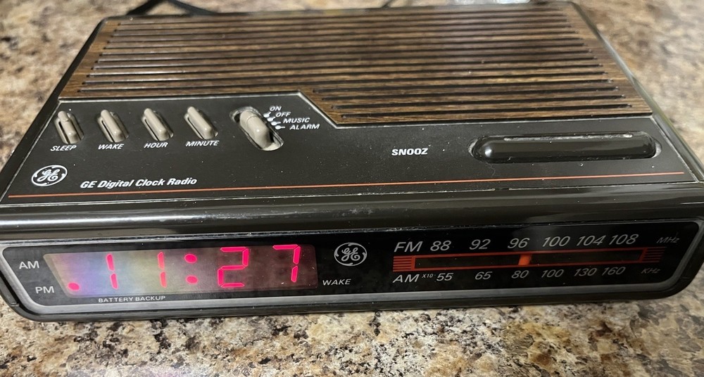 VTG Realistic Chronomatic 251 12-1559 Wired Dual Alarm Clock AM/FM (READ DESC)