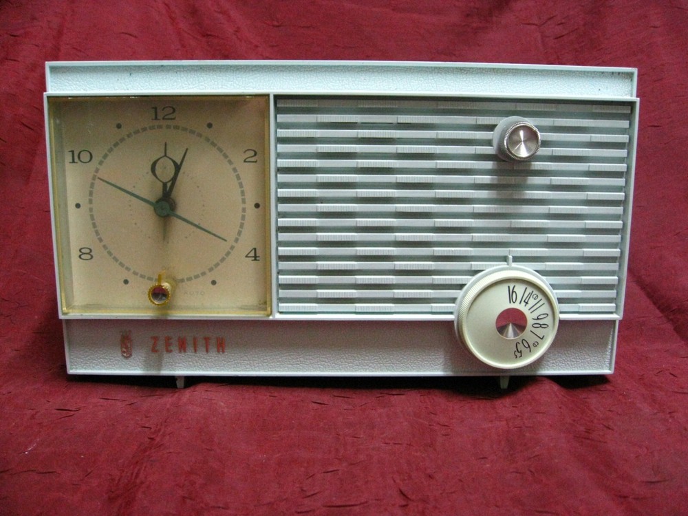 Vintage MCM light blue Zenith K511B Tube clock AM table Radio Has Loud Hum