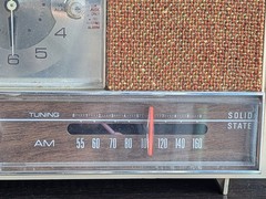 Vintage GE C-1450A Alarm Clock Radio – 1960s Beige with Cloth Speakers