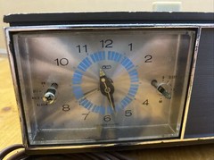 1960&rsquo;s Lloyds AM/FM Clock Radio tested & works #5J96G. Read Description
