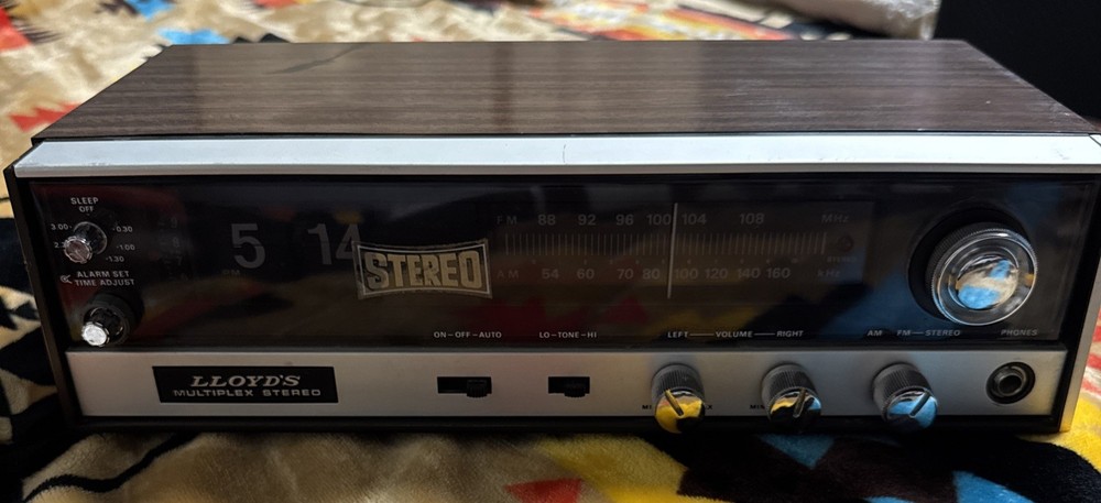 Vintage Lloyd&rsquo;s Flip Clock Alarm AM/FM/FM MultiPlex Stereo Radio JJ-6954