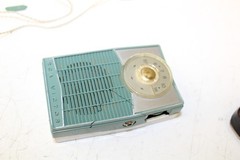 Vintage RCA Victor Impac Green White Portable Transistor Radio With Case