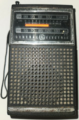GENERAL ELECTRIC Model No. 7-2500B Hong Kong FM-AM Transistor Radio. Functional.