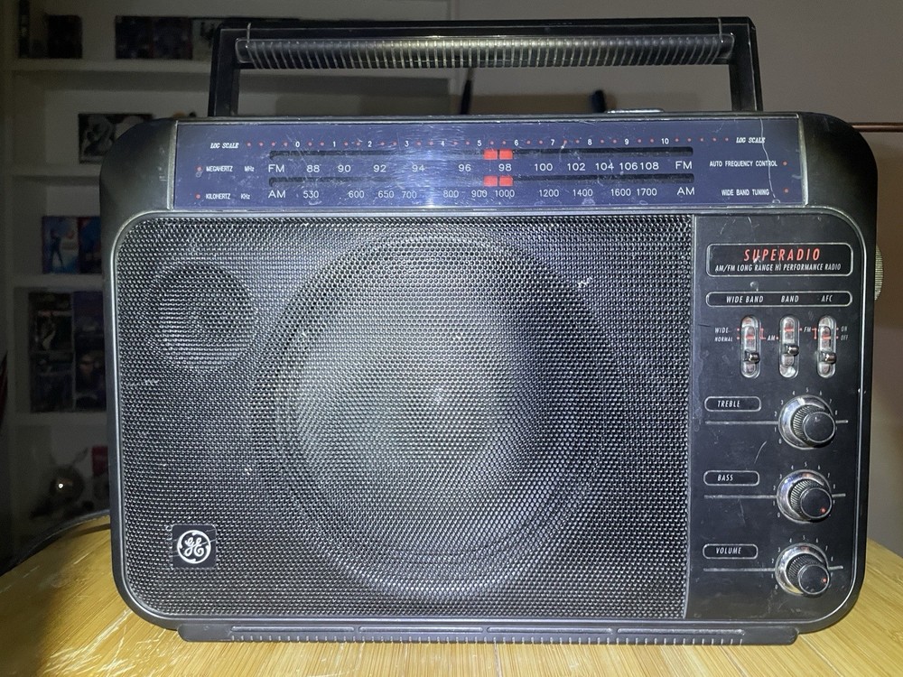 GE SUPERADIO 7-2887B AM/ FM Long Range -Wide Range Radio.