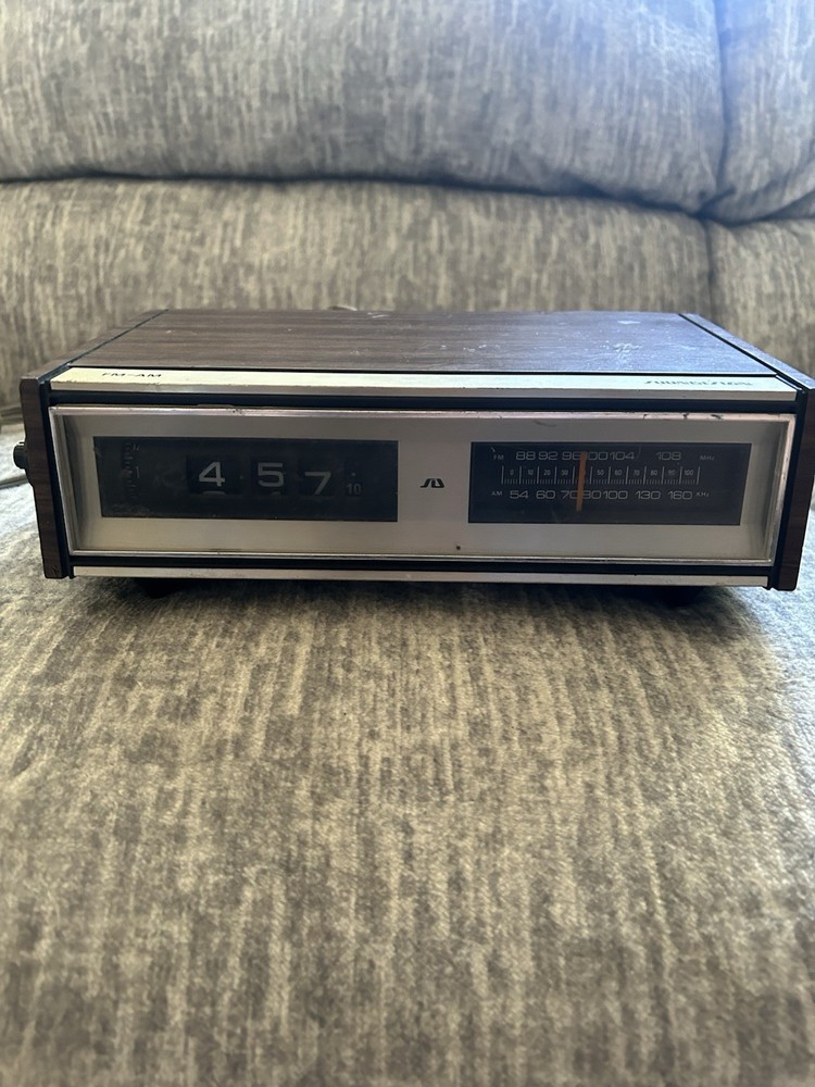 1970 Soundesign Flip Clock Radio – Model 3450