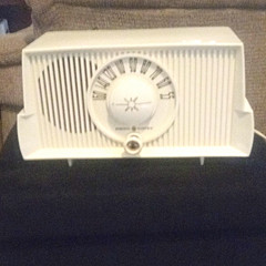 General Electric Model 425 Vintage Tube Radio, White Atomic Age Working 📻