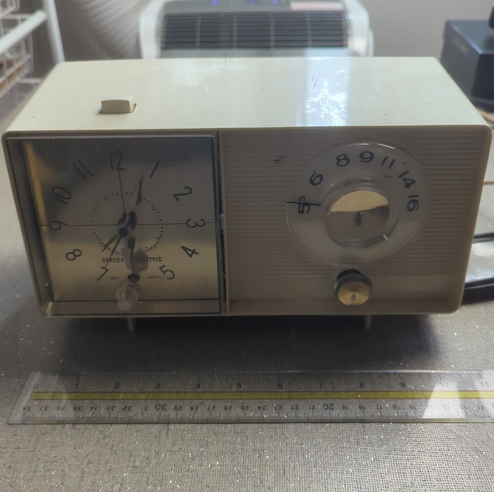 Vintage AM Radio Clock General Electric, GE C-4030 Clock Powers On