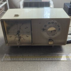 Vintage AM Radio Clock General Electric, GE C-4030 Clock Powers On