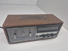 Magnavox Solid State Table Top Radio AM/FM Walnut Brown Alarm Clock For Parts