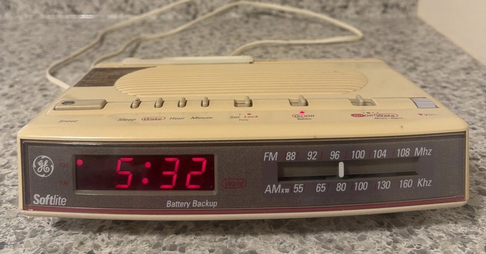 Vintage GE Softlite AM/FM Alarm Clock Radio Model 7-4657A Works Great Light