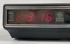 Vtg General Electric 7-4625C Walnut Wood Grain AM/FM Digital Alarm Clock Radio