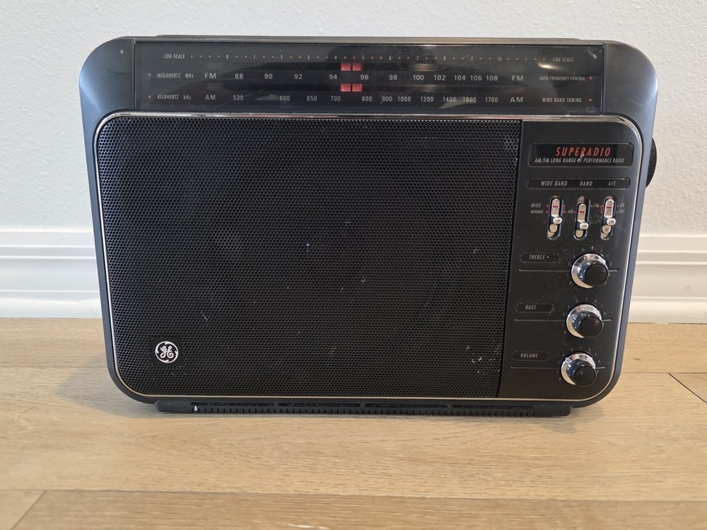 GE Superadio 7-2887a Radio, works and is in great condition!