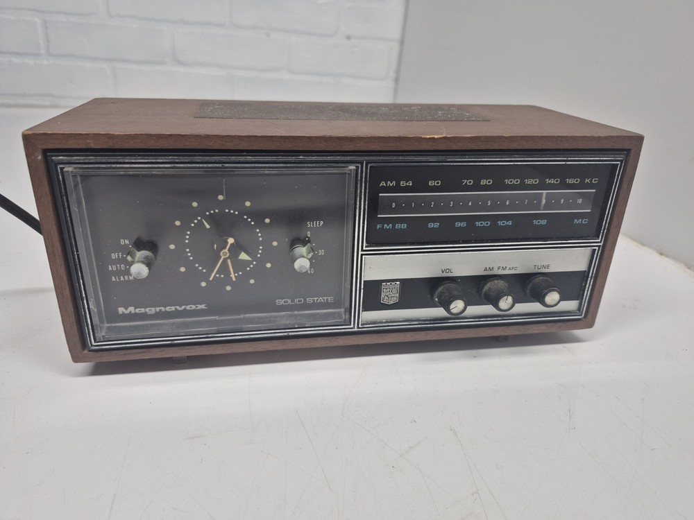 Magnavox Solid State Table Top Radio AM/FM Walnut Brown Alarm Clock For Parts