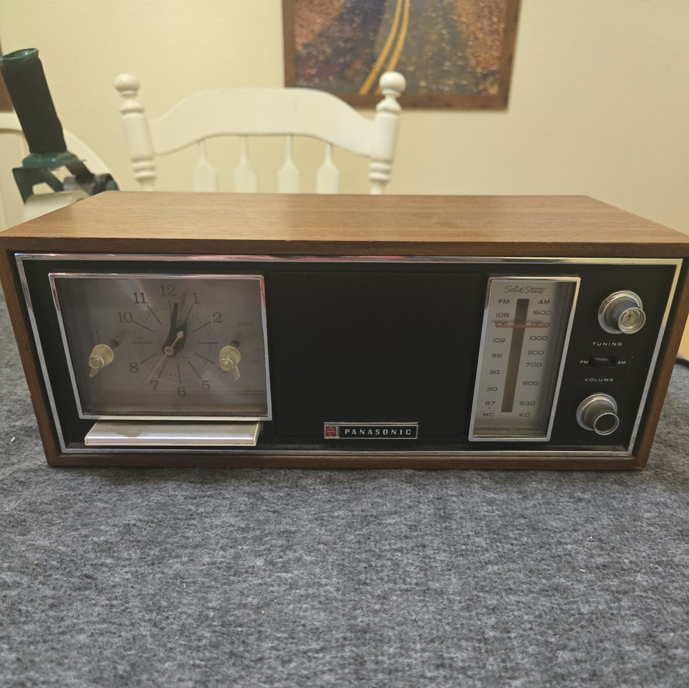 Vintage Panasonic RC-7247 Tabletop AM/FM Solid State Radio in Wooden Case Works