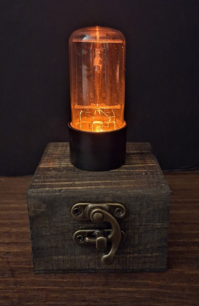 Old Vintage Radio Lighted Vacuum Tube – Novelty Night Light / LED Amp Desk Lamp
