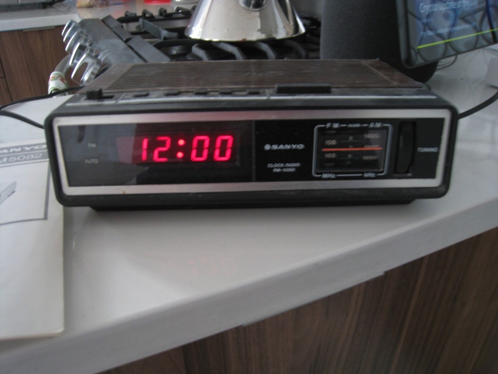 Vintage 1980s Sanyo RM5082 AM/FM Clock Radio w manual