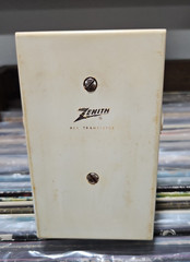 Vintage Zenith Royal 285 portable transistor AM Radio in working condition