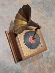 Vintage Gramy Phone 8 Victrola & Sony TR-1819 6 Transistor Tabletop Am Radios