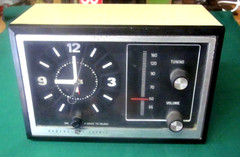 Vintage 1970s General Electric GE MCM AM Clock Radio 7-4725.