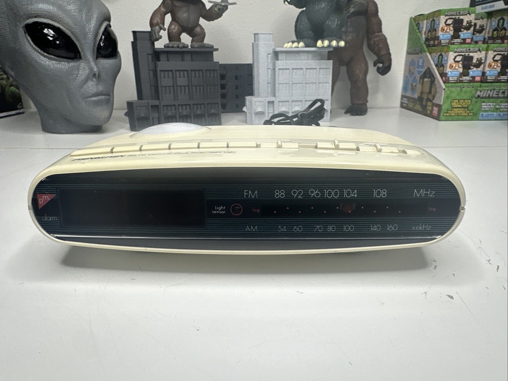 Rare Vintage Realistic MODEL NO, 3653-1VY AM/FM Clock Radio Night Light 80’s 90s