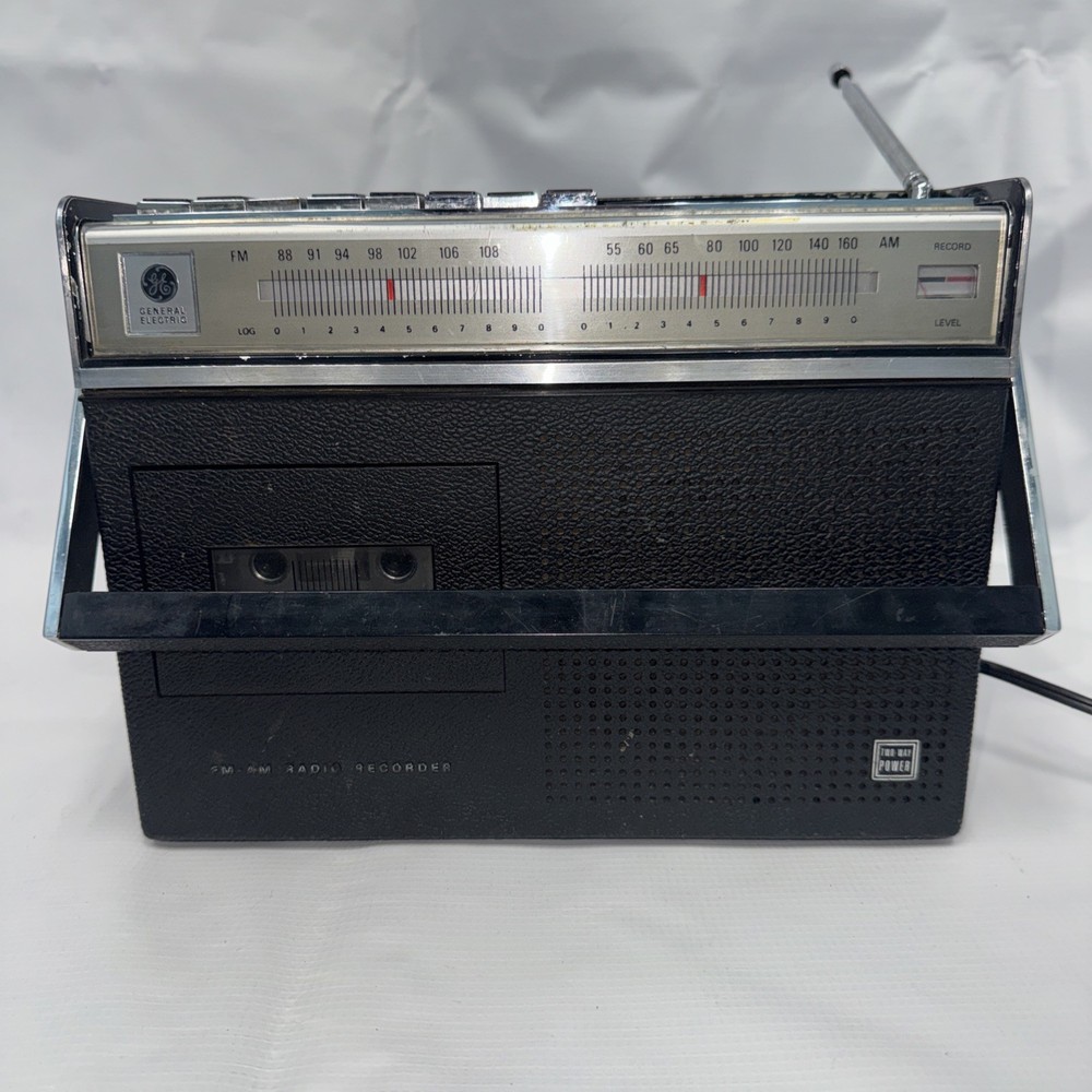 GE RADIO M8500A AM/FM CASSETTE PLAYER 2 WAY POWER WORKS WELL