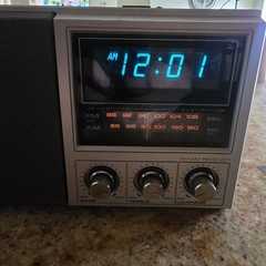 Vintage General Electric GE AM FM Clock Radio Model 7-4691A – Tested/Works