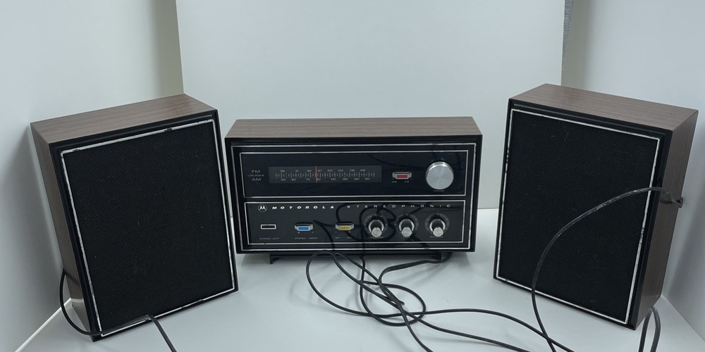 Vtg Motorola Stereophonic FM AM Stereo Radio & Speakers Model TT39FW Japan made