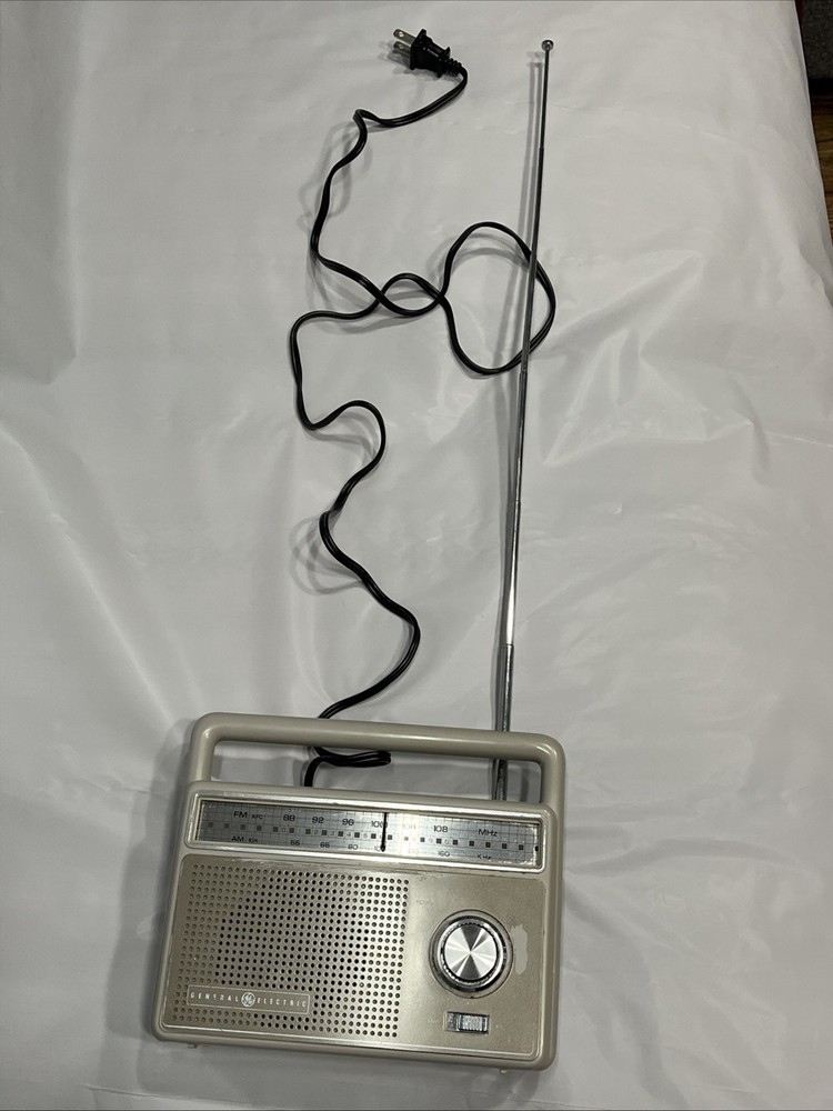 VTG General Electric Powered AC/Battery AM/FM Radio Model No 7-2825J