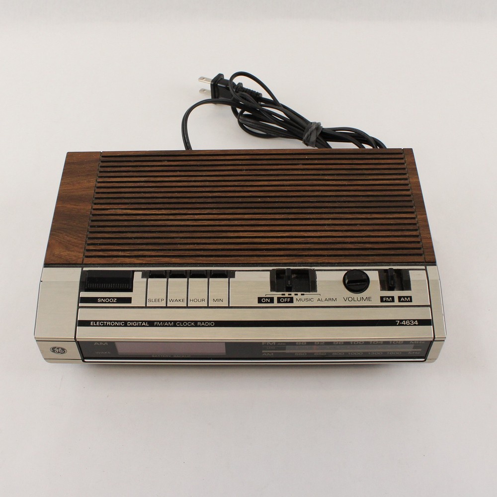 Vintage GE 7-4634 AM/FM Digital Clock Radio Woodgrain