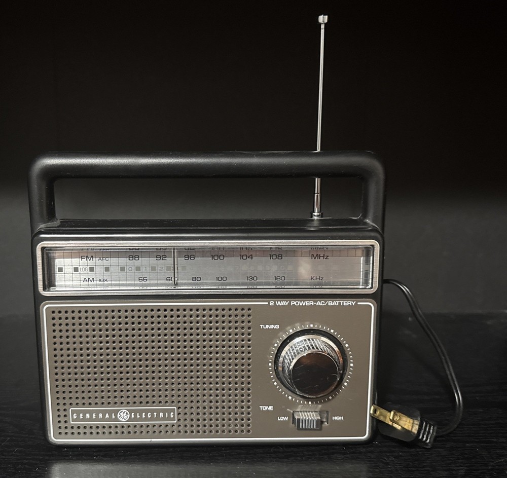 Vintage General Electric Solid State Two-Way Power AM FM Portable Radio 7-2825A