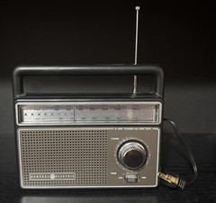 Vintage General Electric Solid State Two-Way Power AM FM Portable Radio 7-2825A