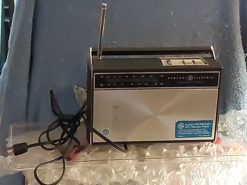 SUPERIOR QUALITY GENERAL ELECTRIC MODEL P4830 FM RADIO MADE IN HONG KONG