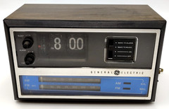 Vintage GE General Electric AM/FM Flip Clock Radio (Model #7-4315) FOR PARTS