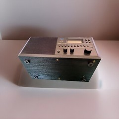 KLH 100 AM/FM TABLE TOP CLOCK RADIO STEREO ALARM,WORKS ,W ANTENNA