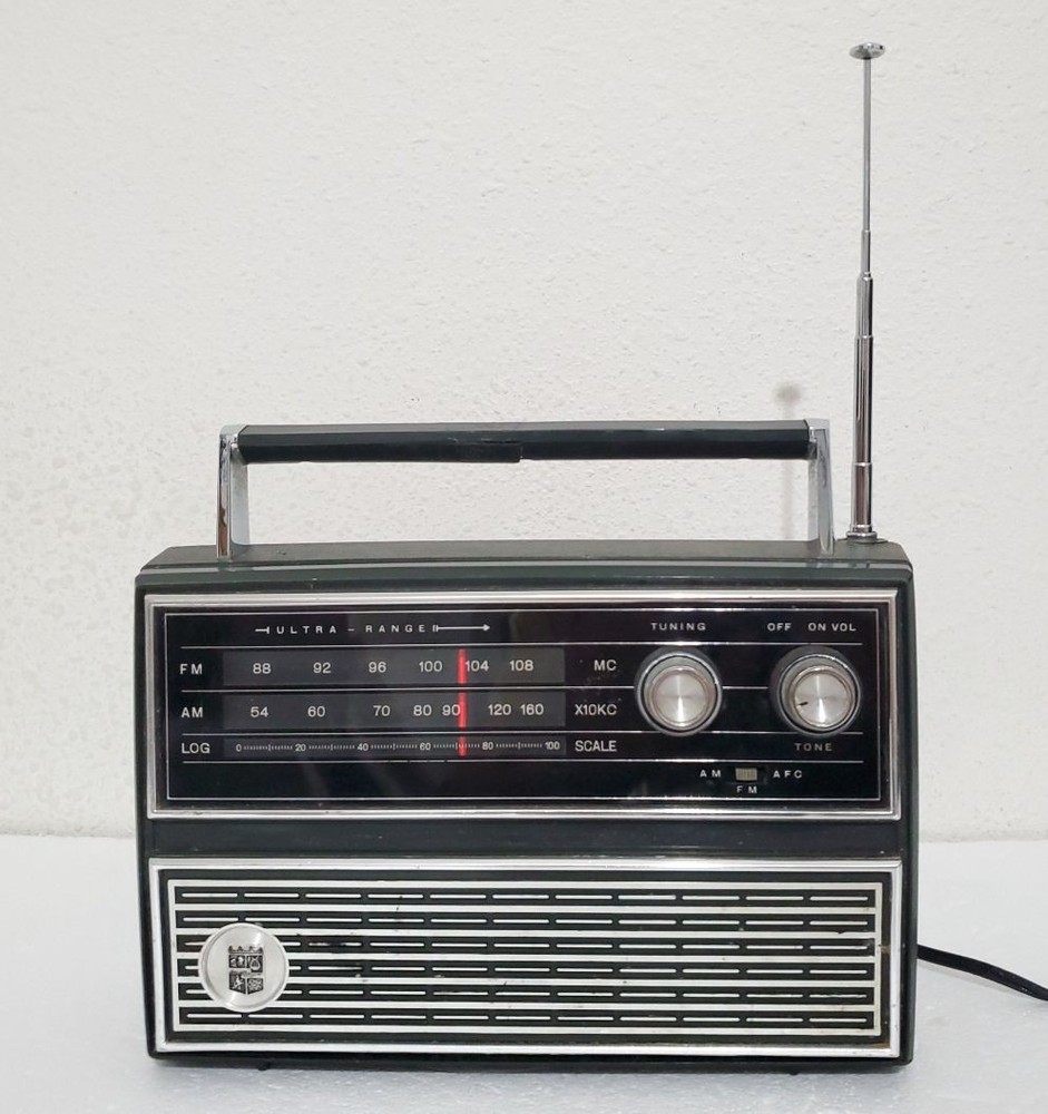 Vintage Magnavox Model 1R1201 AM / FM Radio Made in Japan Retro – *READ*