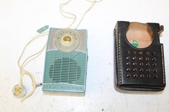Vintage RCA Victor Impac Green White Portable Transistor Radio With Case