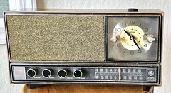 Vintage General Electric Clock Radio Dual Speaker Solid State WORKING CONDITION