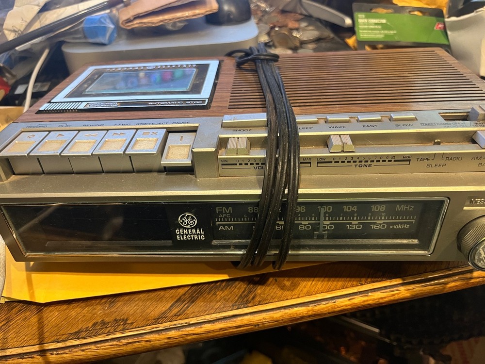 Vintage AM/FM Clock Radio Cassette Player Alarm Clock 7-4975C *Read