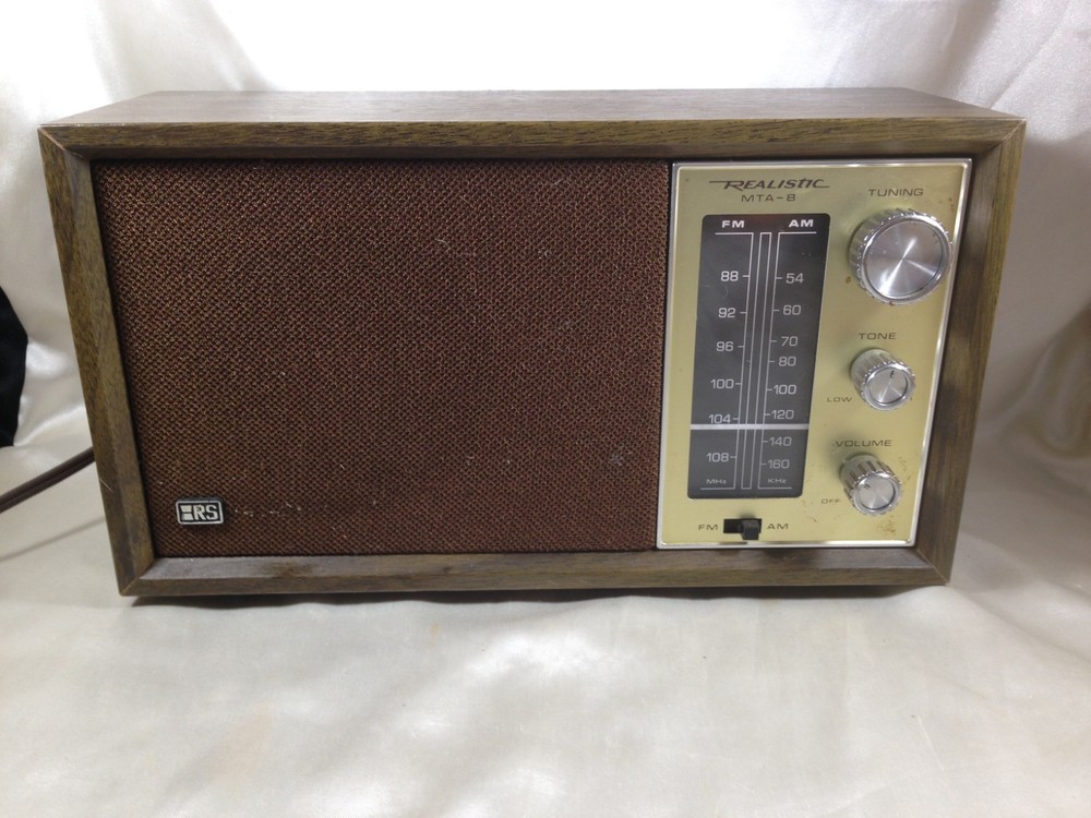 Vintage Realistic MTA-8 AM/FM Radio Model 12-689 Walnut Grain Powers On