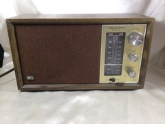 Vintage Realistic MTA-8 AM/FM Radio Model 12-689 Walnut Grain Powers On