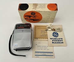 Vintage General Electric GE P2710 Portable Long Range 8 Transistor AM Radio +Box