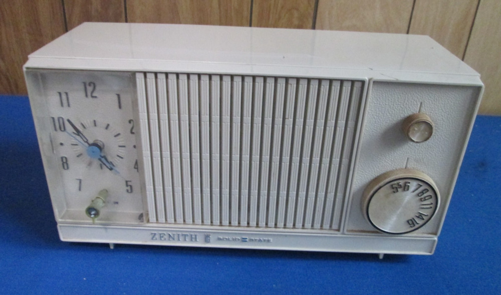 Vintage Zenith Model Z260L AM Clock Radio for parts/restoration