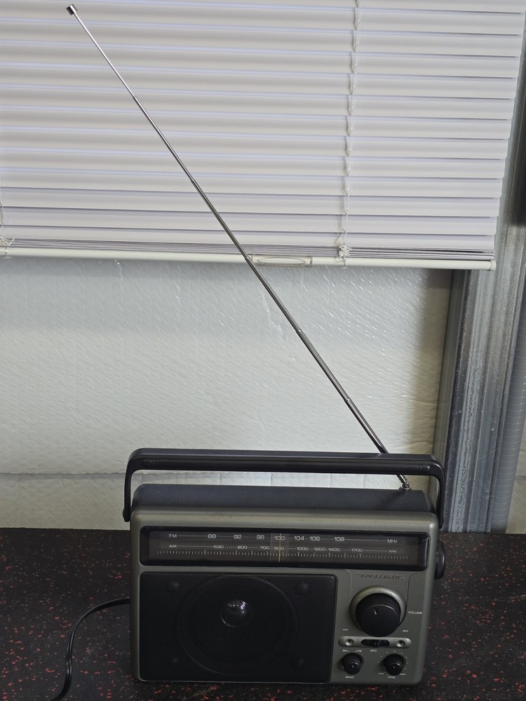 Vintage Radio Shack Realistic Portable Radio Model 12-639 – Tested/Working CLEAN