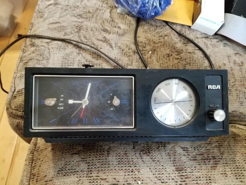 RCA Solid State vintage RZD417W Taiwan am clock radio, Wood Grain
