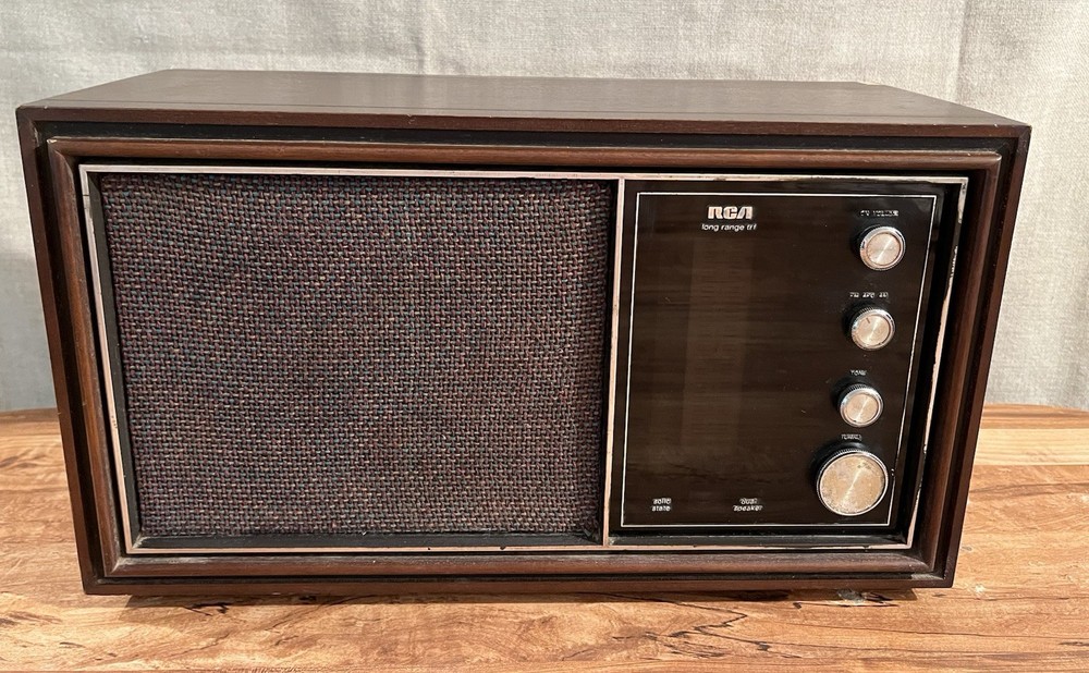 RCA Long Range TRF Solid State Radio RZC275W Walnut (Works – Read)